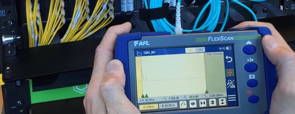 AFL FlexScan OTDR används för att mäta en fiberlänk vid en kopplingspanel