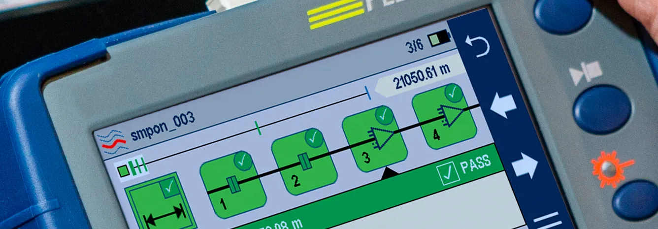 FlexScan OTDR med mätkurva på displayen