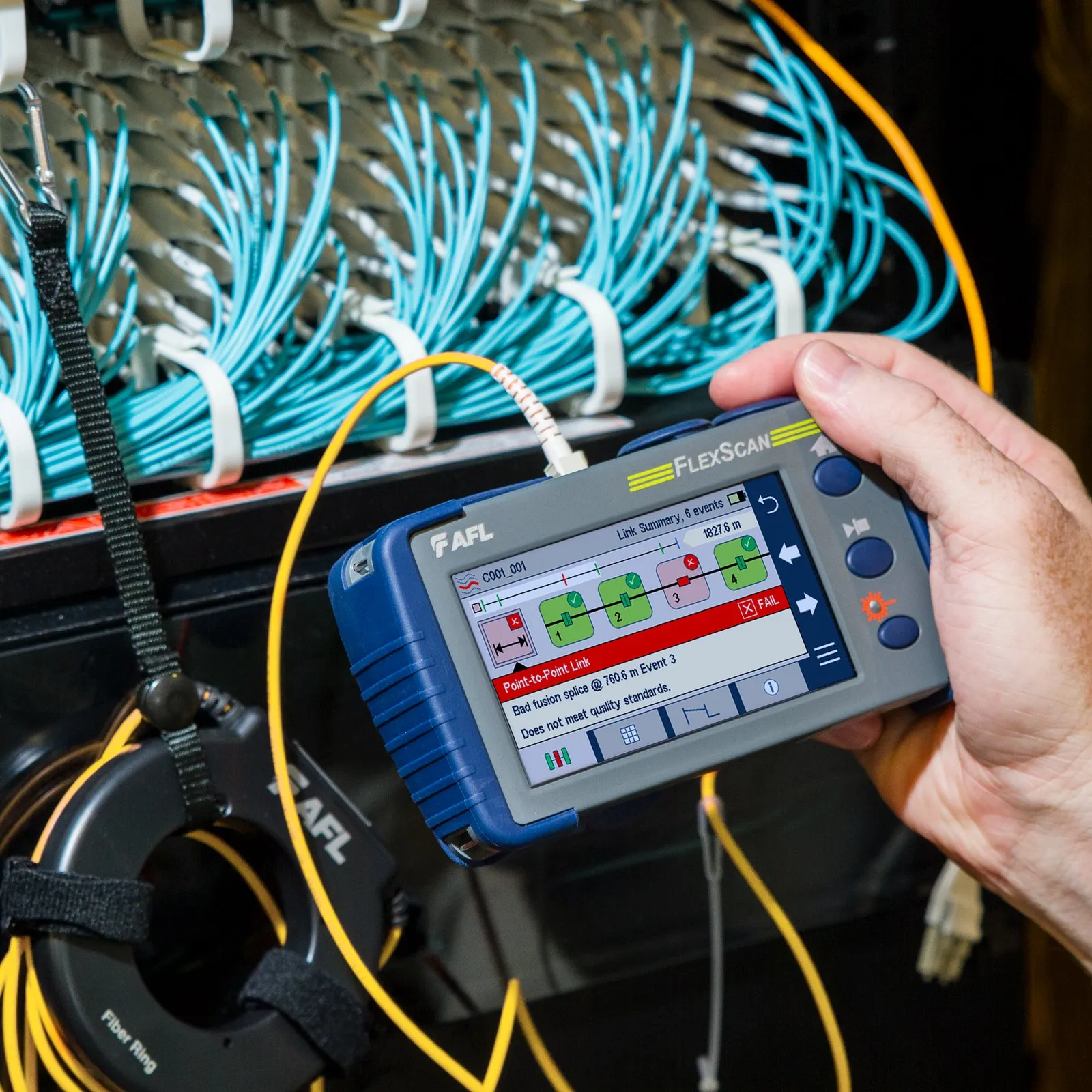 FlexScan FS200 OTDR som används vid en fiberpanel